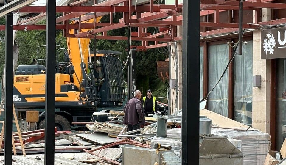 Uklonjena nadstrešnica na zgradi u kojoj živi Milatović