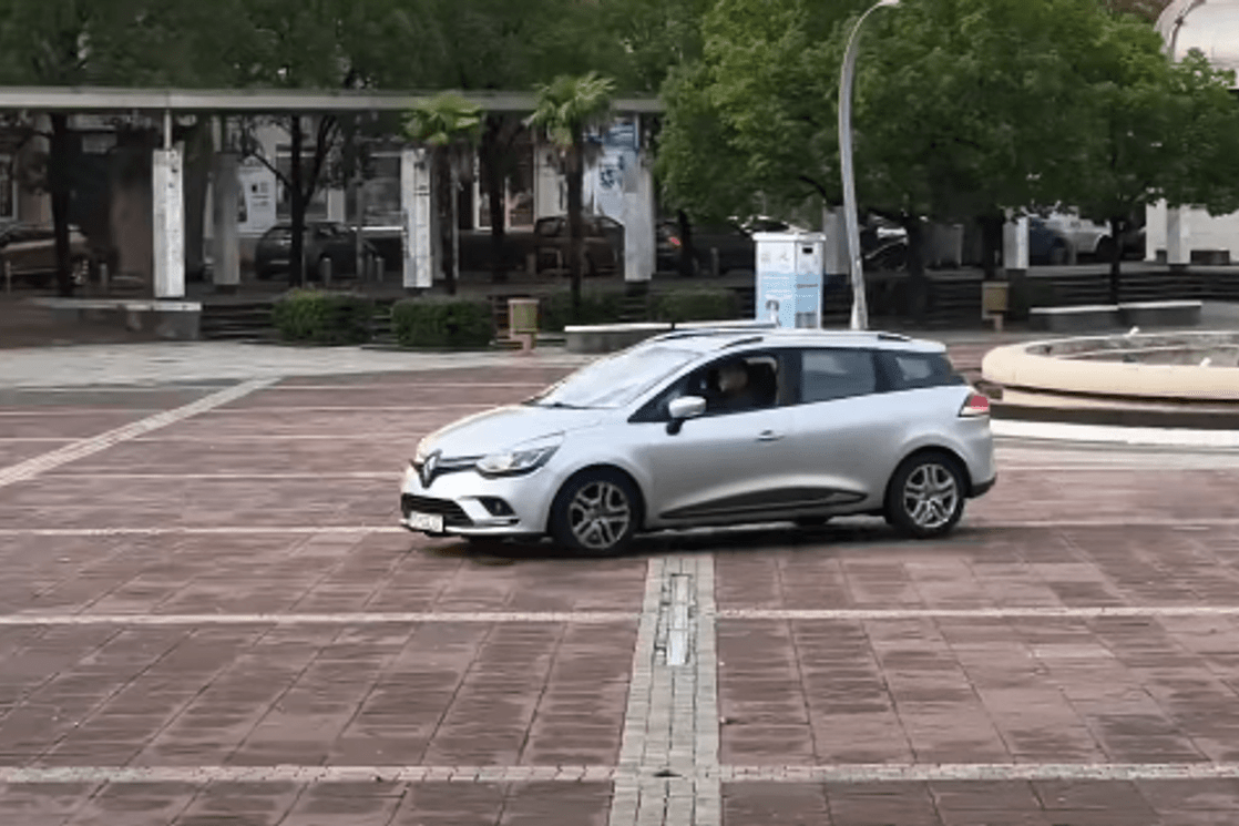 (VIDEO) Službenim vozilom preko Trga nezavisnosti u Podgorici