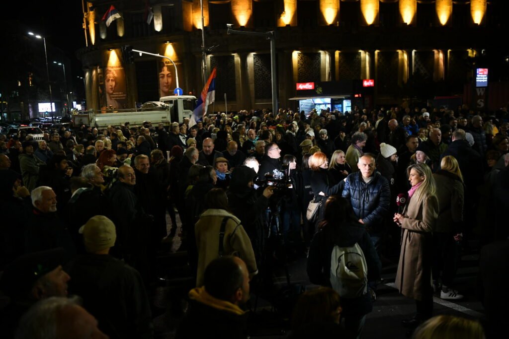 Tenzije ispred skupštine Srbije na protestu podrške novinarima televizije N1