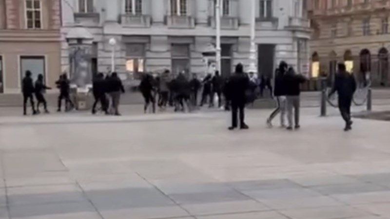 (VIDEO) Tuča maskiranih mladića na Trgu bana Jelačića u Zagrebu, privedeno nekoliko učesnika