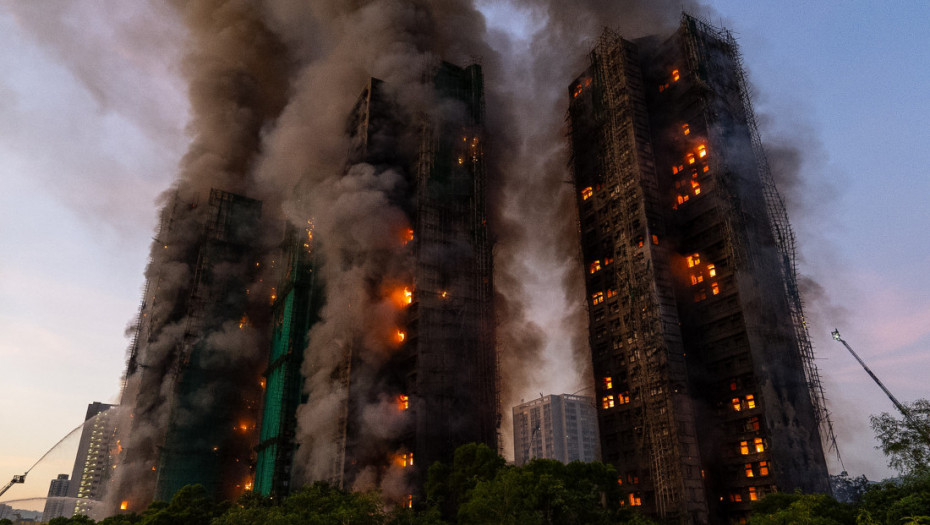 Broj stradalih u požaru u Hong Kongu porastao na 146, hiljade ljudi odaju im počast