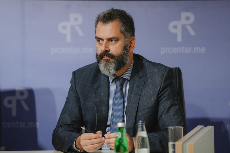 VUKOVIĆ ZA STANDARD: Vlada javnim finansijama upravlja kombinacijom ”krpljenja” i sistemskog odlaganja problema