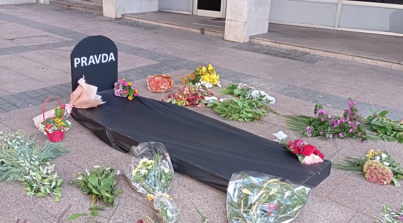 Performans ,,sahrana pravde” ispred zgrada SDT-a i VDT-a