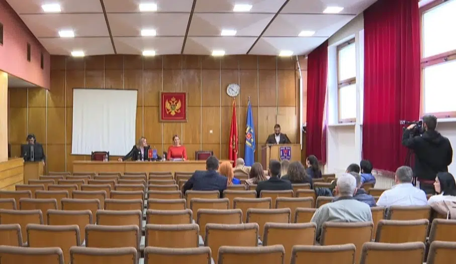 Sjednica SO Nikšić bez kvoruma, u skupštinskoj sali bili samo odbornici opozicije