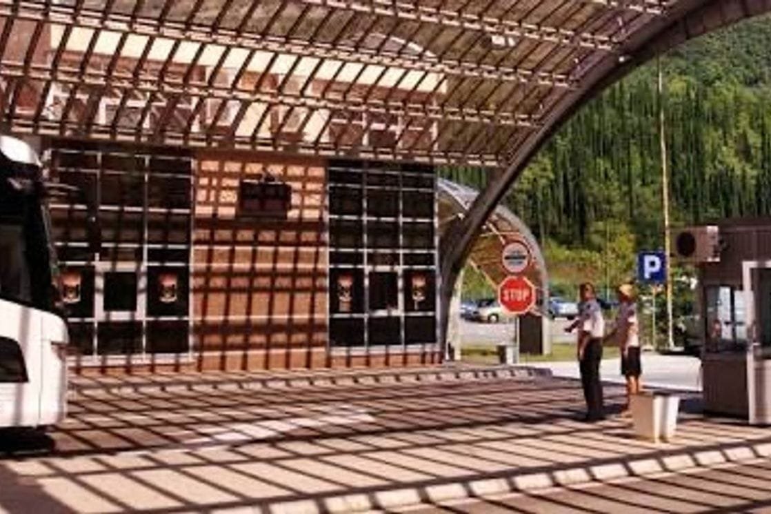 Dobrakovo: U vozilu ,,Bentley” carinski službenici pronašli 110.000 eura neprijavljenog novca
