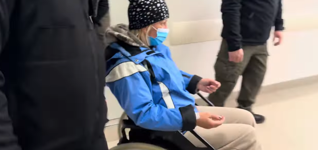 (VIDEO) Hrki pozlilo, primila infuziju i nastavila sa štrajkom glađu