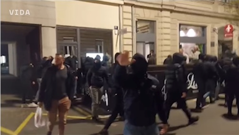 Grupa maskiranih mladića pred Srpskim kulturnim centrom u Zagrebu skandirala “Za dom spremni”