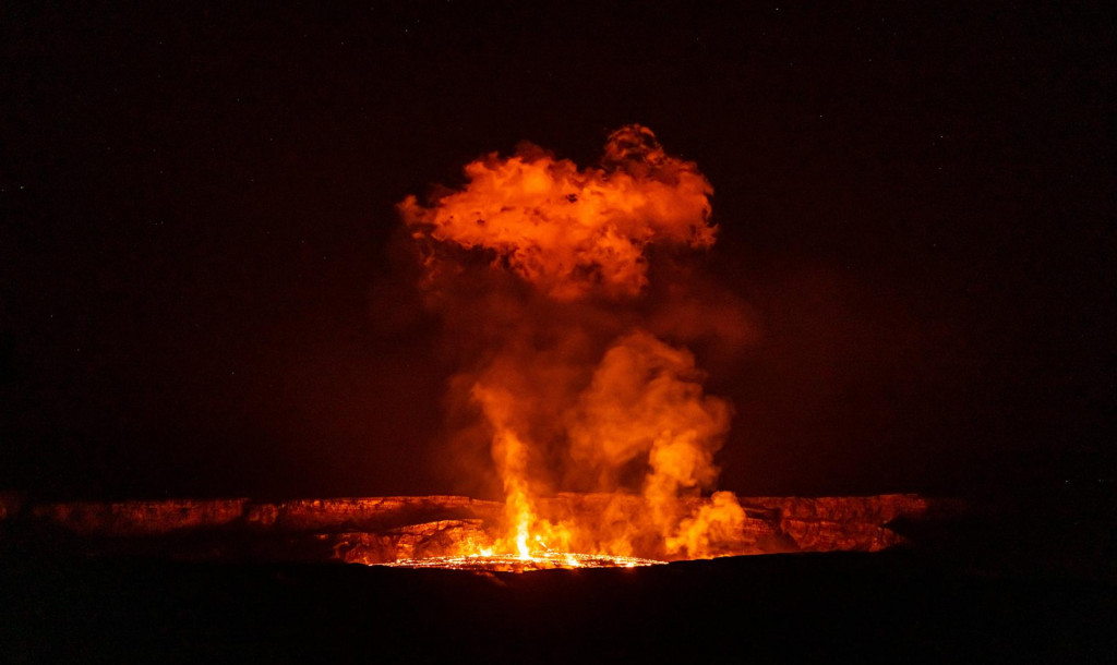 Erupcija vulkana Kilauea na Havajima, lava se uzdiže 330 metara iznad