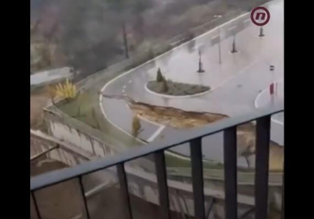 (VIDEO) Obrušili se potporni zid i saobraćajnica u Kragujevcu