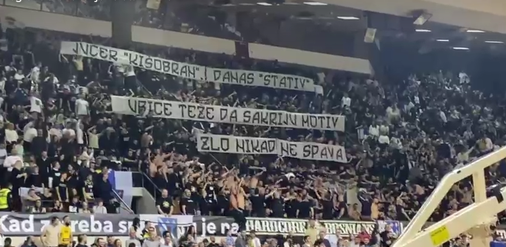 Navijači BiH razvili transparent upućen Vučiću: Juče ‘kišobran’, danas ‘stativ’, ubice teže da sakriju motiv
