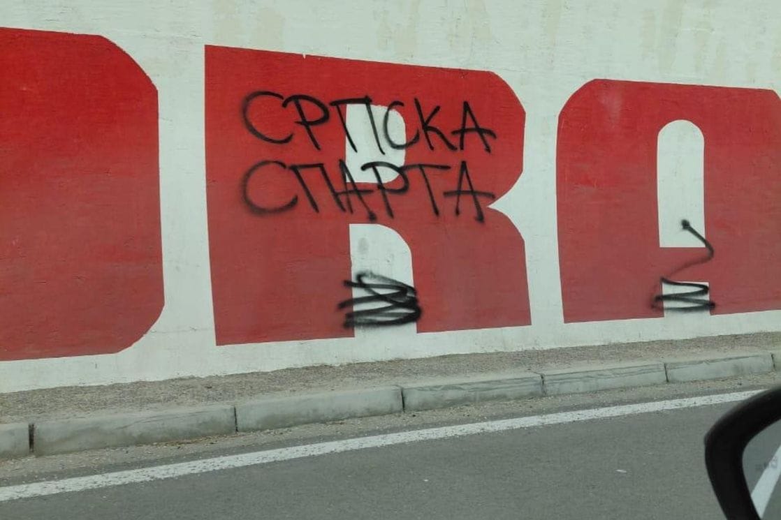 Uhapšena trojica državljana Srbije zbog skrnavljenja crnogorskog grafita na Njegušima