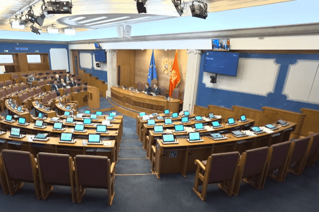 U Skupštini nije bilo nikoga; Popović: Pozdravljam kolege, gdje god da su