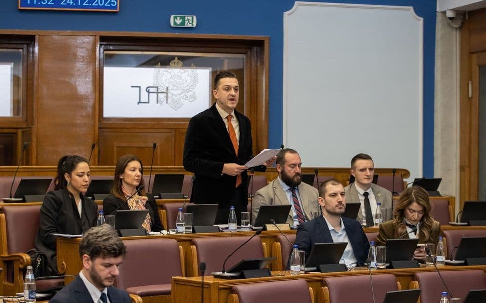 Za vlast javne finansije stabilne, dok opozicija ukazuje na ekonomsku nestabilnost i haos