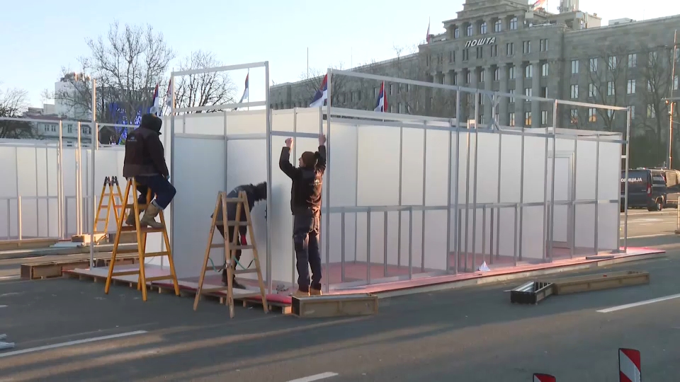 Uklonjeni šatori na ulici ispred Skupštine Srbije