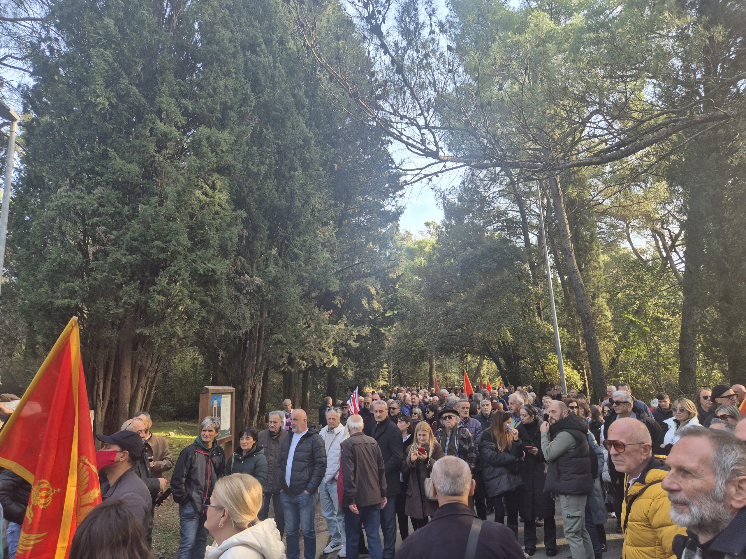 (FOTO/ VIDEO) Sa skupa na Gorici poručeno: Nećemo im dati da anuliraju sve crnogorsko