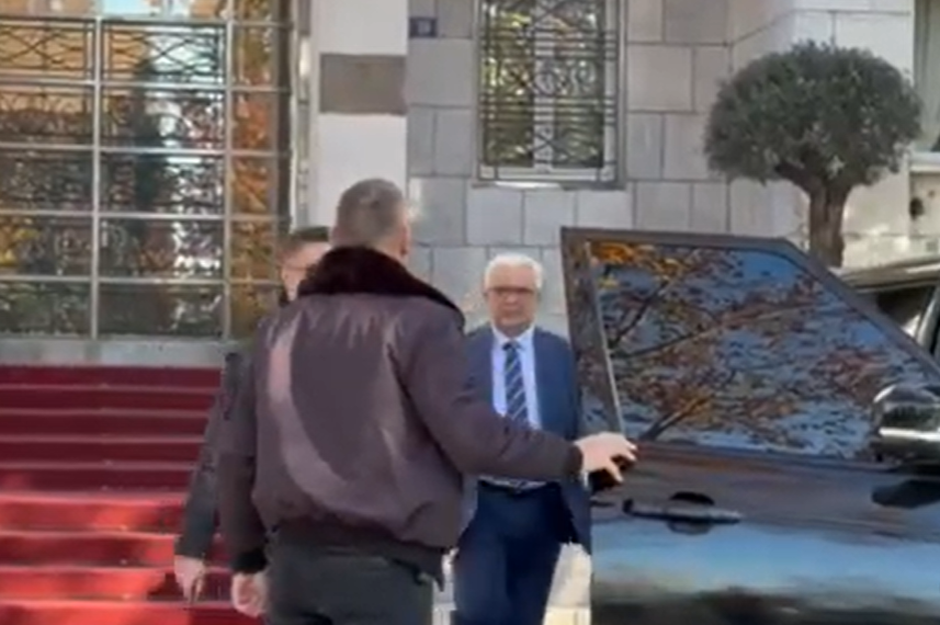 (VIDEO) Mandić nonšalantno prošao pored majke koja štrajkuje glađu; Krgović: Ne tražim ništa lično već pravdu za 7.500 majki