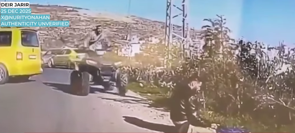 (VIDEO) Izraelski vojnik udario Palestinca kvadom dok se molio pored puta