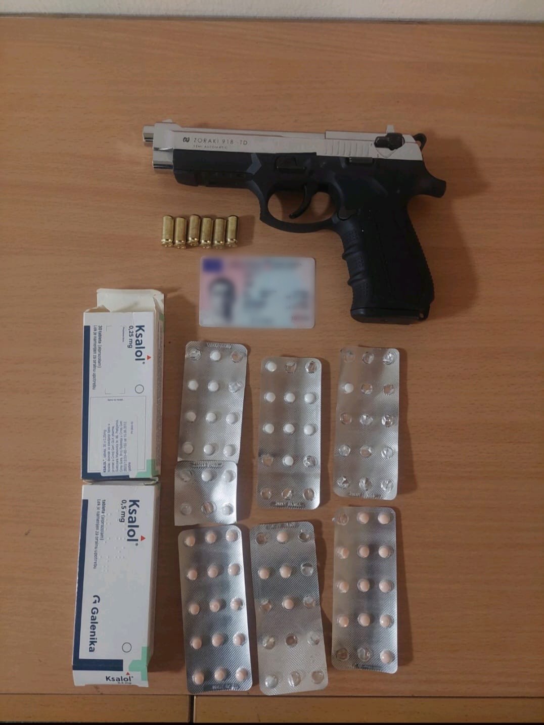 Uhapšen Nikšićanin: Kod njega pronađena lična karta na drugo ime, startni pištolj i opijati
