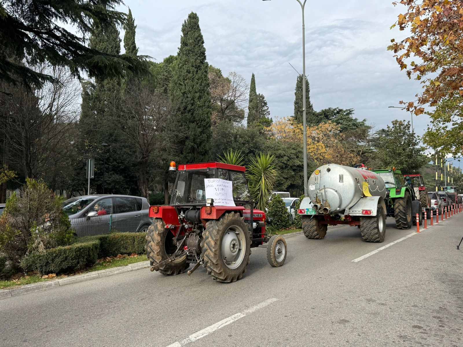 (FOTO – VIDEO) Poljoprivrednici iz više gradova parkirali traktore kod Vlade u znak protesta