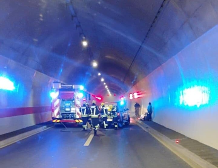Gorjelo vozilo u tunelu Vjeternik: Uspostavljen saobraćaj na auto-putu