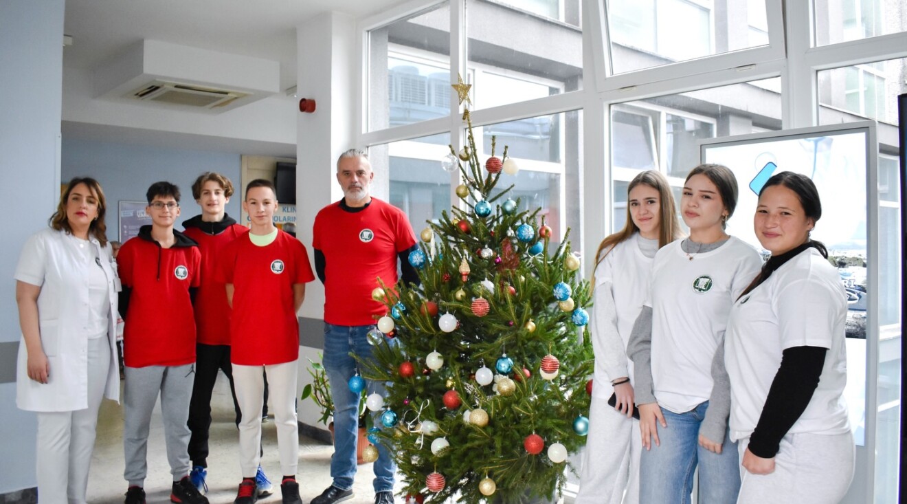 Udruženje Gorana Podgorice i Sekcija ,,Mladi Gorani” JU OŠ ,,Sutjeska” uručili jelke Kliničkom centru