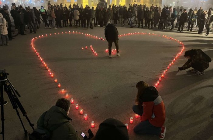 Sjećanje na žrtve u Novom Sadu: Veliko srce od lampiona na Trgu slobode