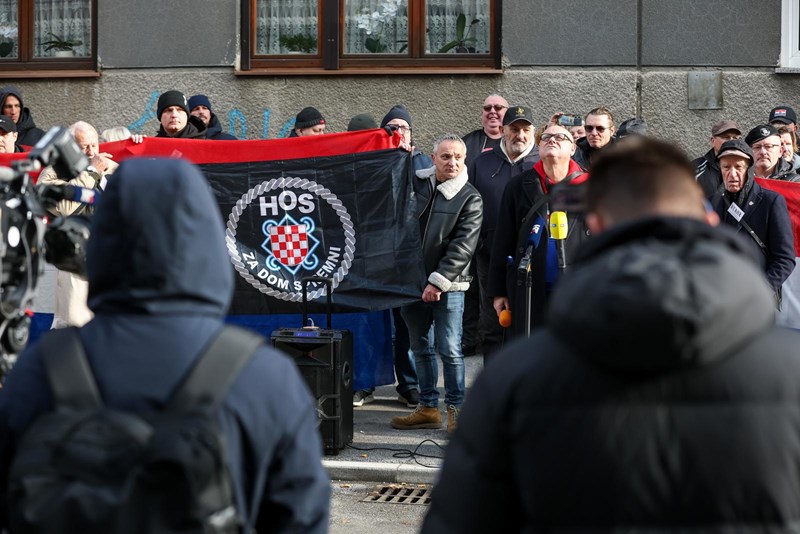 Desničari došli pred Tomaševićev stan: “Ovo je operacija Auf Wiedersehen”