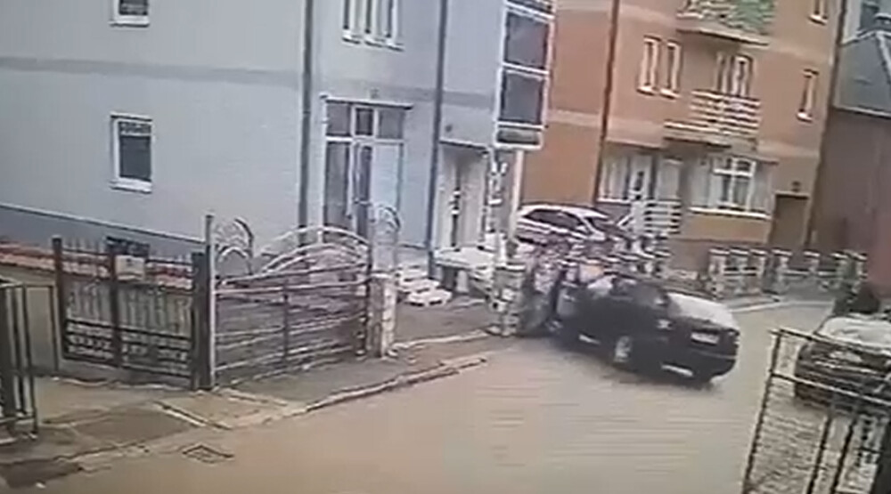 (UZNEMIRUJUĆI VIDEO) Policija uhapsila Rožajca osumnjičenog za pokušaj ubistva: Namjerno autom udario sugrađanina, pa ga napao drvenom palicom