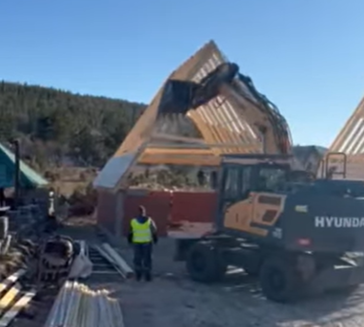 (VIDEO) Na Žabljaku počelo rušenje bespravnih objekata