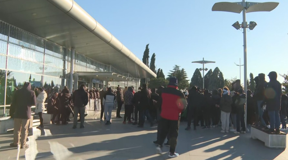 Uprkos blokadi Milatović i Spajić uspjeli da uđu u avion