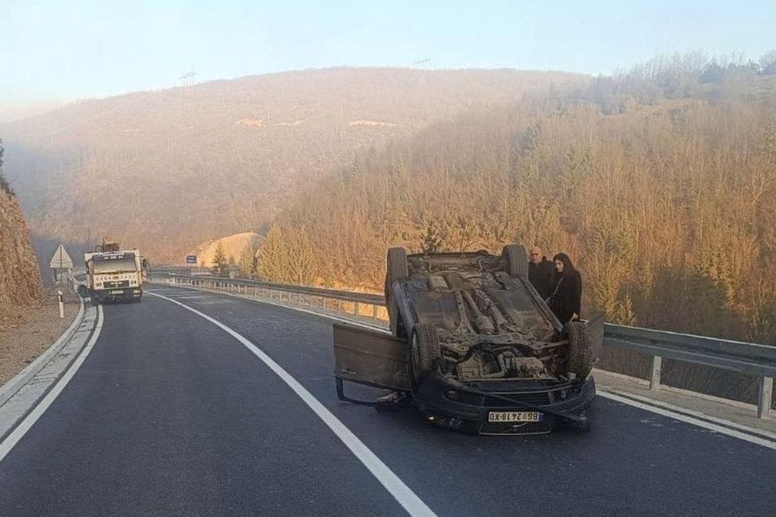 Udes kod Pljevalja: Auto završio na krovu, povrijeđene dvije osobe