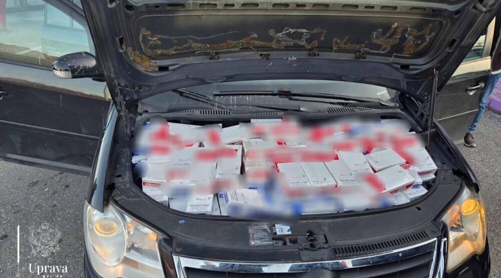 Na Sukobinu uhapšen albanski državljanin: Oduzeto 1.330 paklica cigareta sakrivenih ispod motora i u vozilu