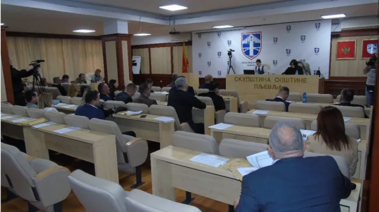 Održana hitna sjednica SO Pljevlja: Obezbijediti subvencije za struju, građanima kupiti klime