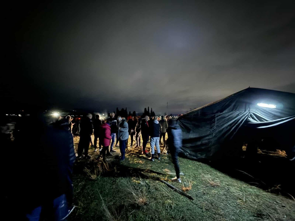 Mještani Botuna večeras podigli još dva šatora, doveli i mašine