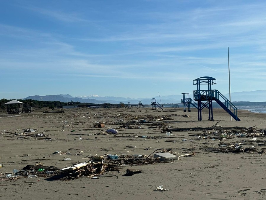 Ogromne količine otpada na obalama Velike plaže, zakupci još nijesu očistili