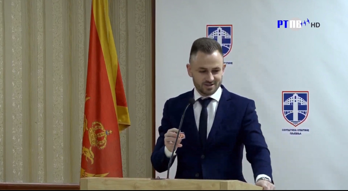 Tošić poklonio Vranešu crnogorsku zastavu za rever: „Vrijeme je da istaknete i našu, najljepšu“ (VIDEO)