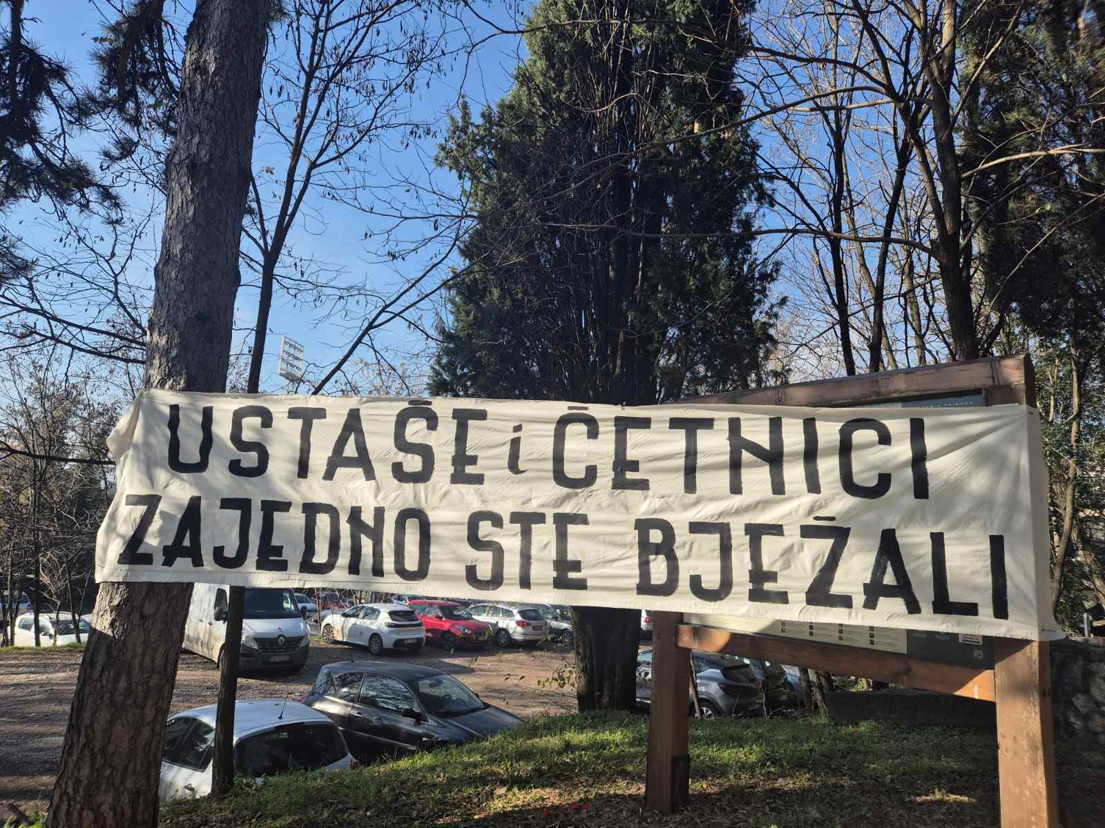 Nema krivičnog djela u sadržaju transparenta “Ustaše i četnici, zajedno ste bježali”