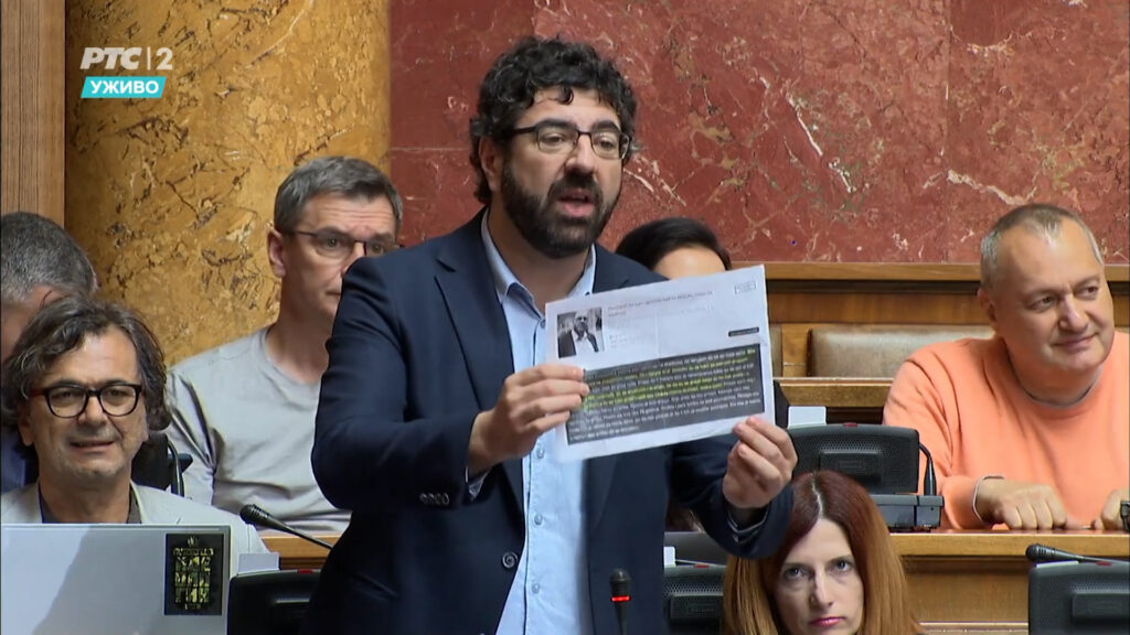 Srbija: Napadnut poslanik Lazović ispred Skupštine