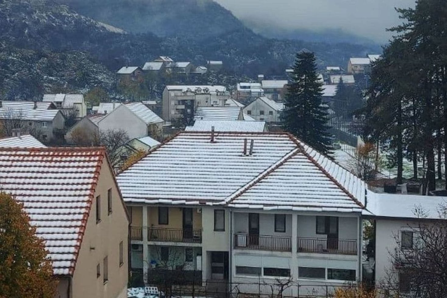 Cetinje: Voda ušla u garaže i podrume, vatrogasci intervenisali