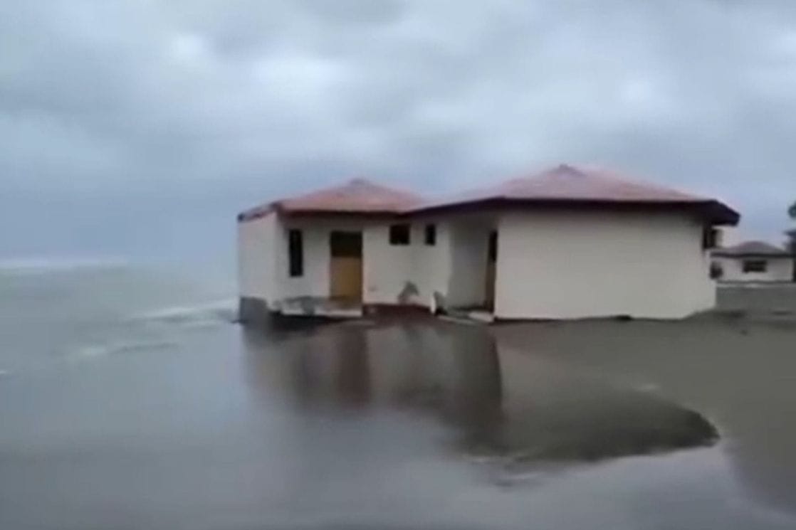 (VIDEO) Voda ugrožava kućice na Adi Bojani