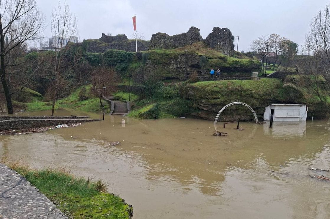 (FOTO) Pogledajte kako je na Sastavcima: Preko mosta se ne može, poplavljena je i okolina