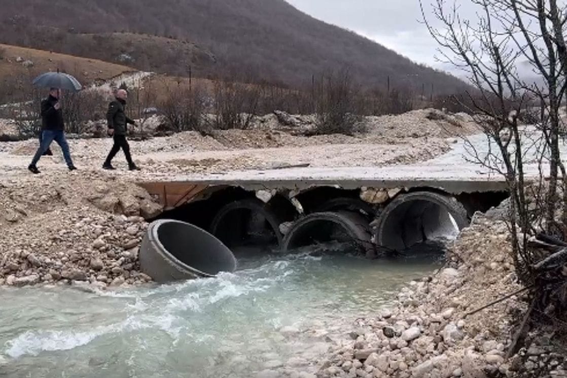 Komarnica ponovo oštetila most: Mještani traže trajno rješenje