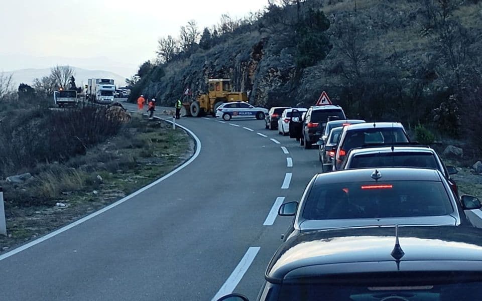 Obrušila se stijena na putu Nikšić – Podgorica