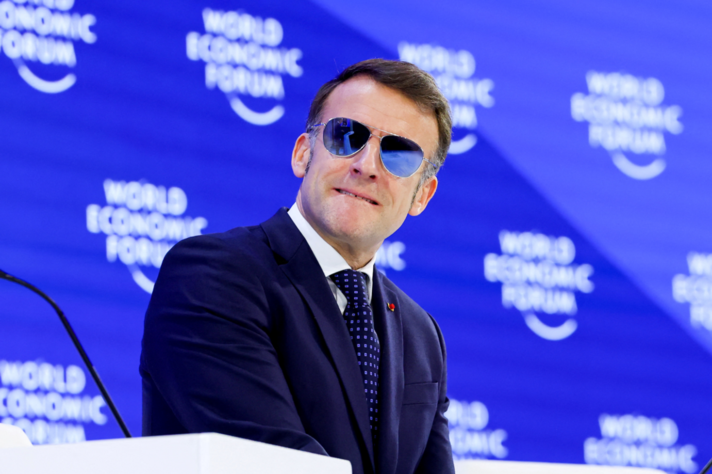 Tramp ismijavao Makronove naočare u govoru u Davosu