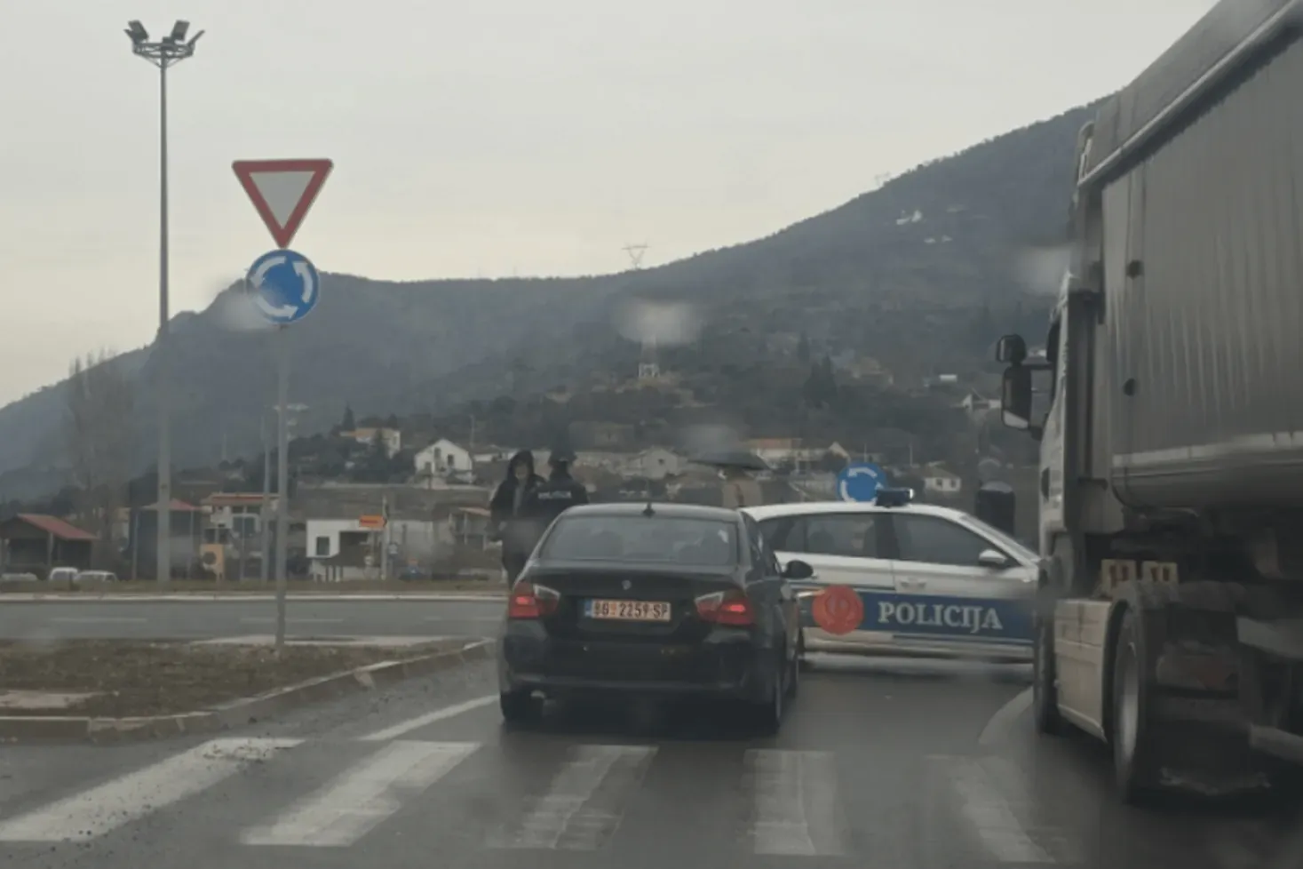 Na prilazu autoputa i danas organizovana blokada