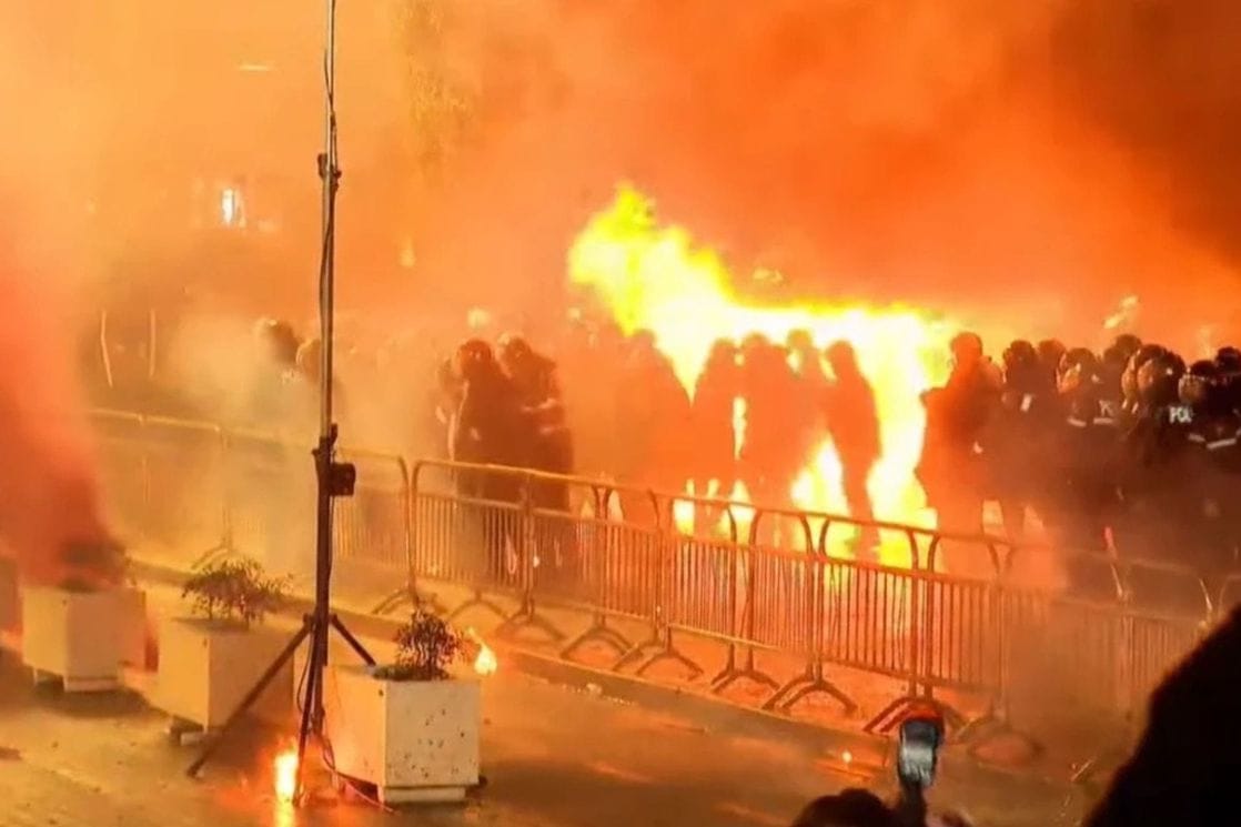 Haos u Tirani: Demonstranti bacili Molotovljeve koktele na policiju