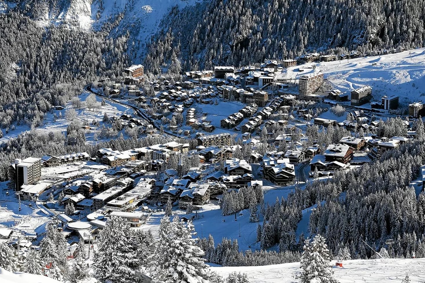 Požar zahvatio luksuzni hotel u francuskim Alpima, objekat evakuisan