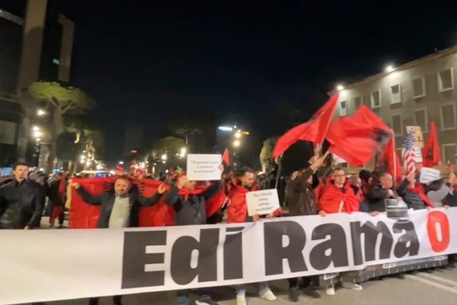 Protesti u Tirani: Tražimo od opozicije da se distancira od Rame