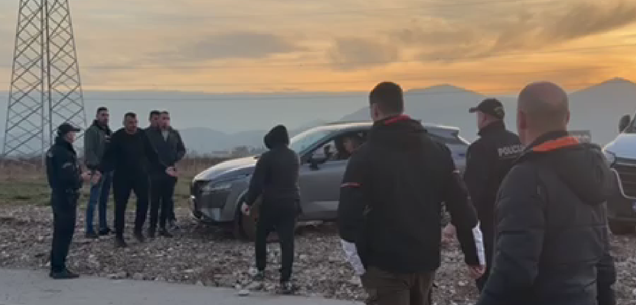 (VIDEO) Incident kod mosta Luča: Vozilom pokušao da prođe “na silu”, Botunjani ga zaustavili, policija bez reakcije