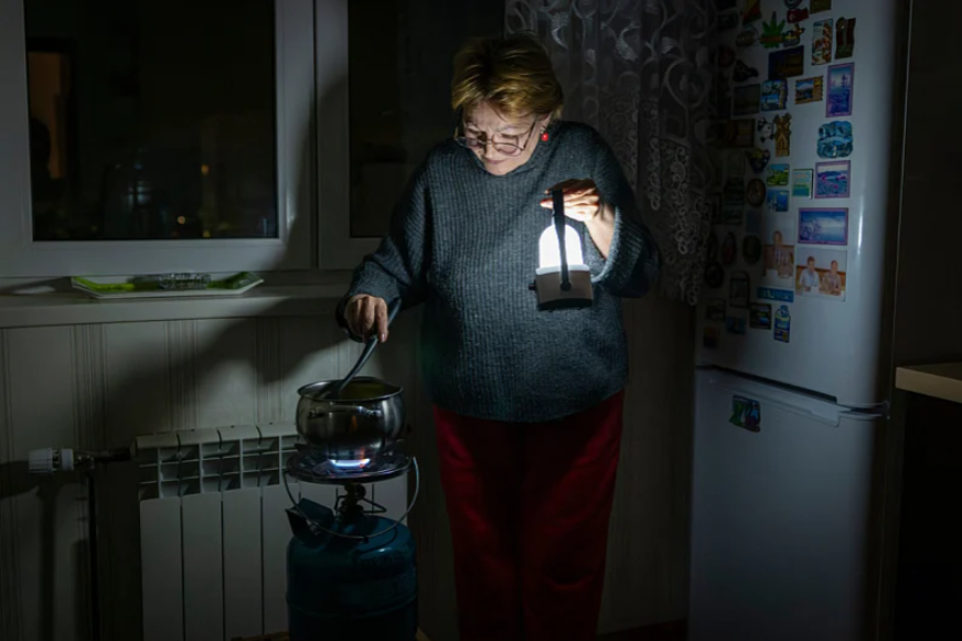 Smrznuti i u mraku: Kako žive stanovnici Kijeva, zarobljeni u neboderima dok Rusija napada